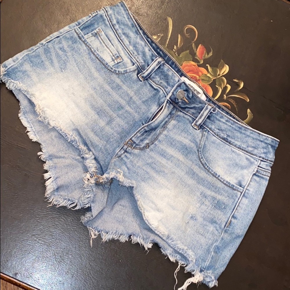 Light wash, low waist short shorts